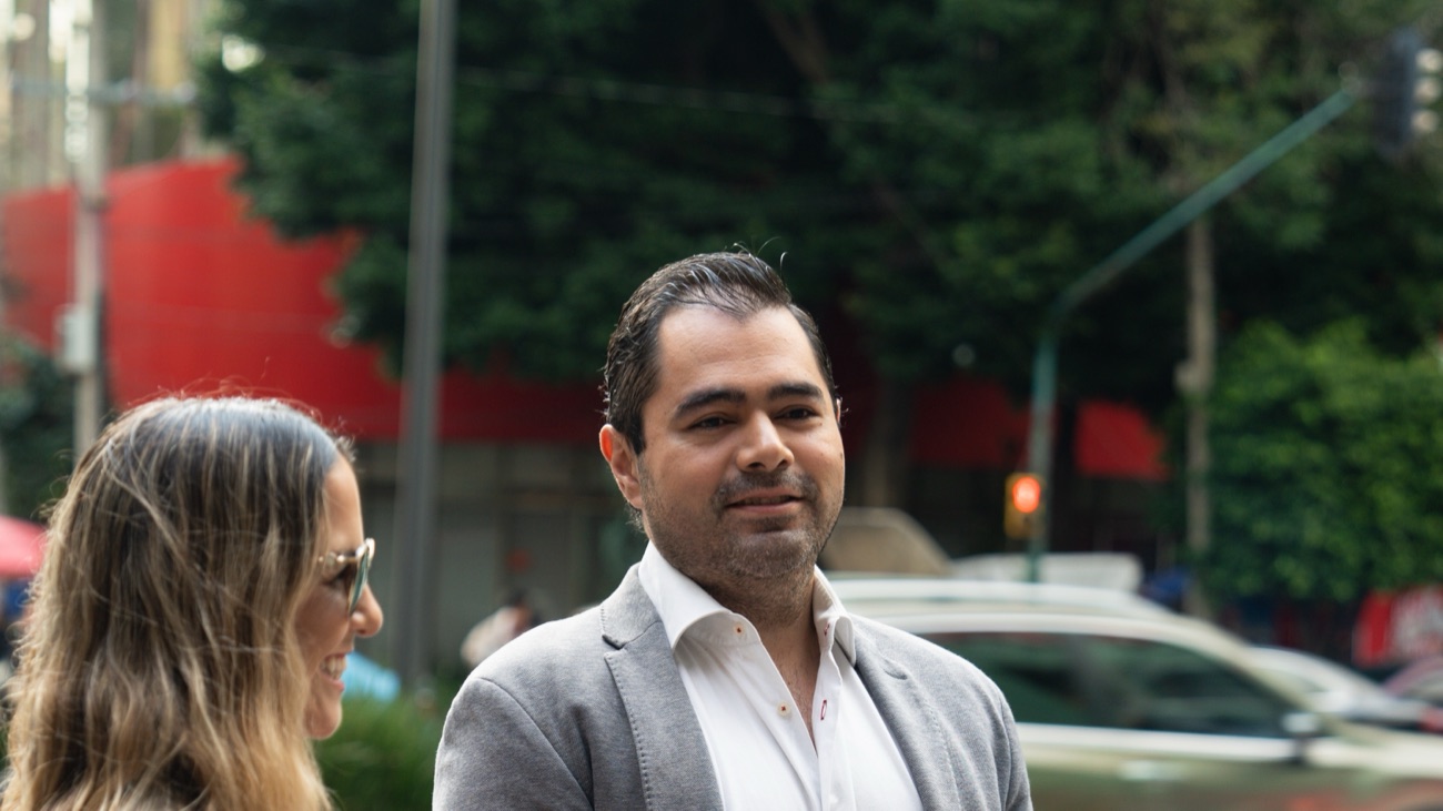 Lalo Del Mazo conversando con una vecina durante un recorrido en la Ciudad de México