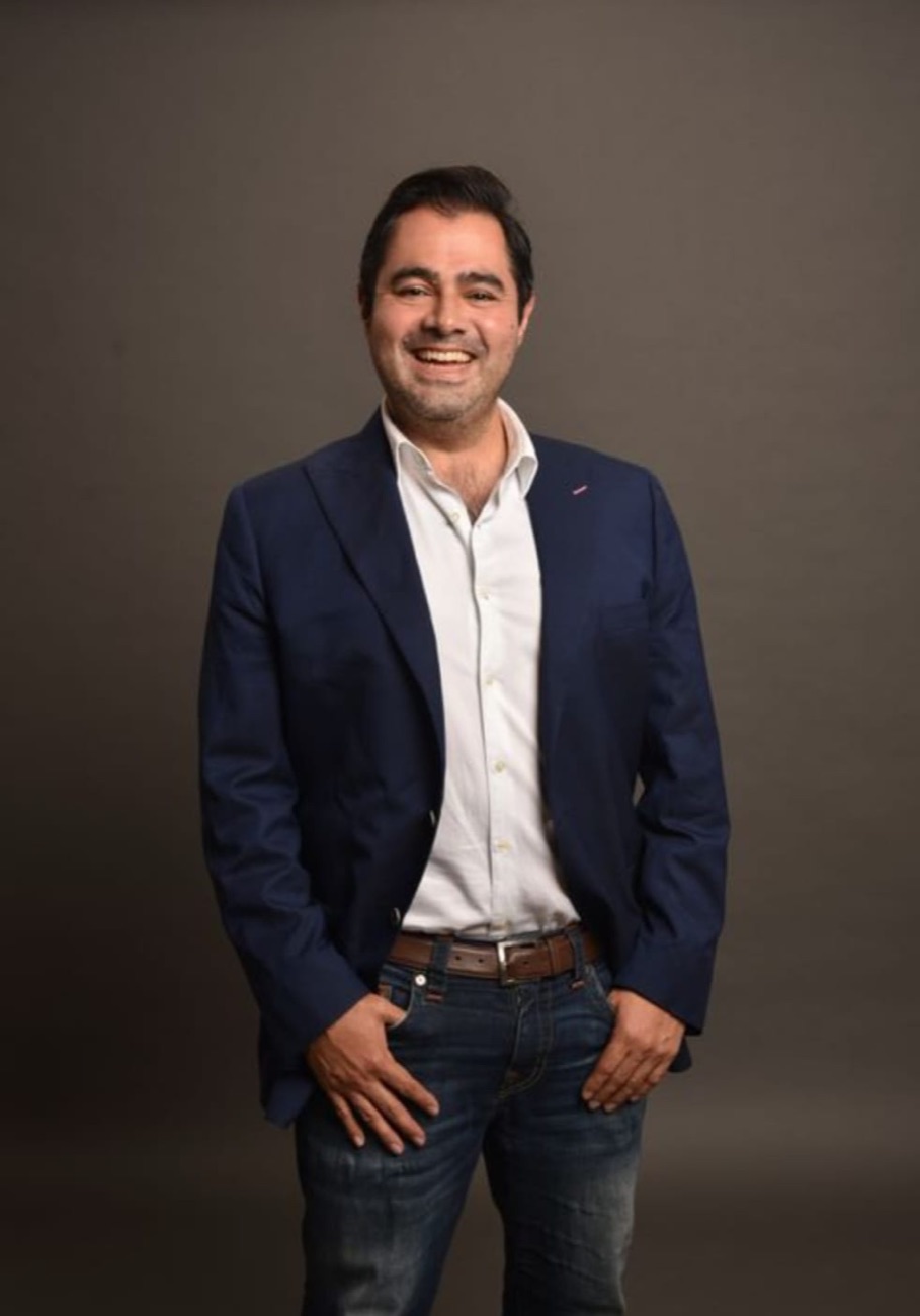 Retrato reciente de Lalo Del Mazo de traje azul oscuro