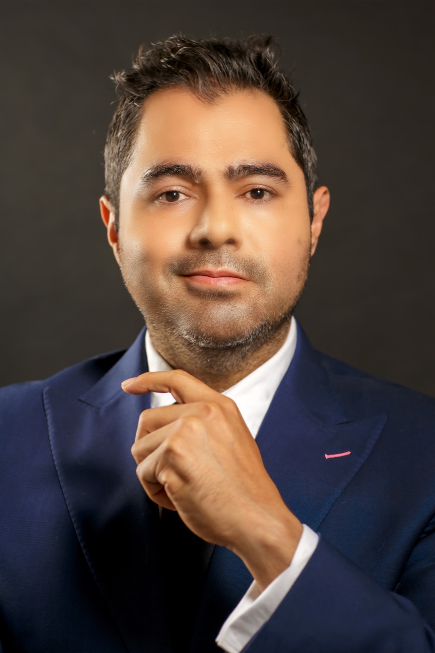 Lalo Del Mazo en retrato de estudio con traje azul