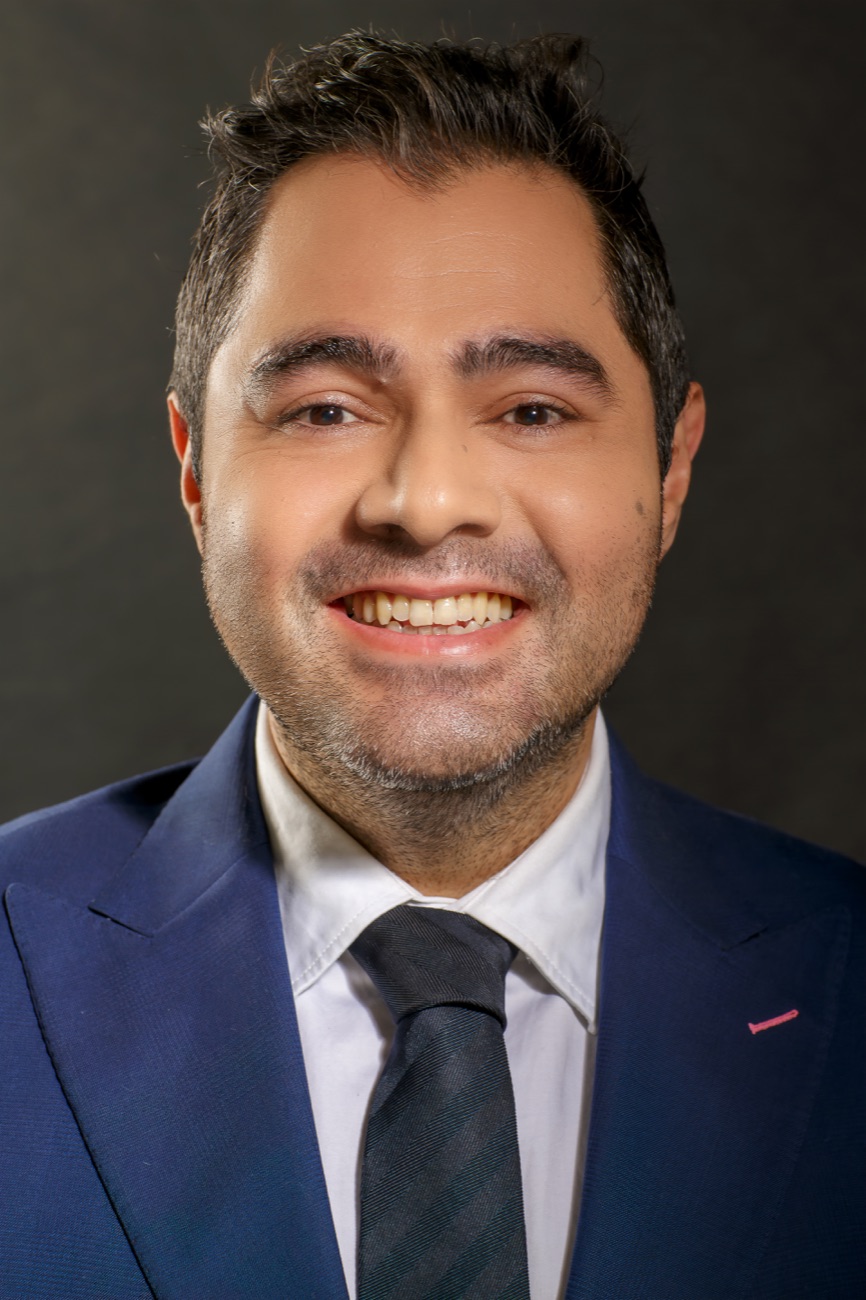 Retrato de Lalo Del Mazo sonriendo, de traje azul